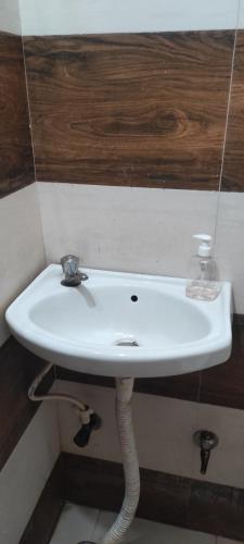 - un lavabo dans la salle de bains pourvue d'un tuyau dans l'établissement V.S guest houes, à Palwal
