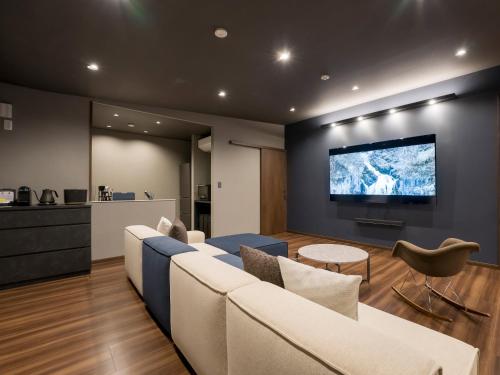 北杜市にあるRakuten STAY VILLA 八ヶ岳のソファと壁掛けテレビのあるリビングルーム
