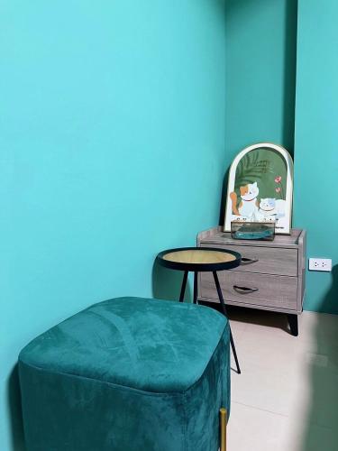 a ottoman next to a table and a mirror at NuNc in Kenting