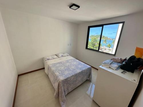 sypialnia z łóżkiem i oknem w obiekcie Apartamento Para Temporada w mieście Ilhéus