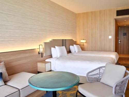 Postel nebo postele na pokoji v ubytování Okinawa Prince Hotel Ocean View Ginowan