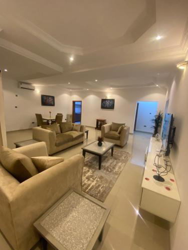 Μια τηλεόραση ή/και κέντρο ψυχαγωγίας στο New 3 bedroom apartment in a private estate lekki