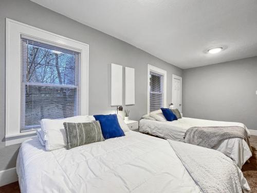 Ein Bett oder Betten in einem Zimmer der Unterkunft Roomy 4br By Drake Sleeps 13 Huge Yard