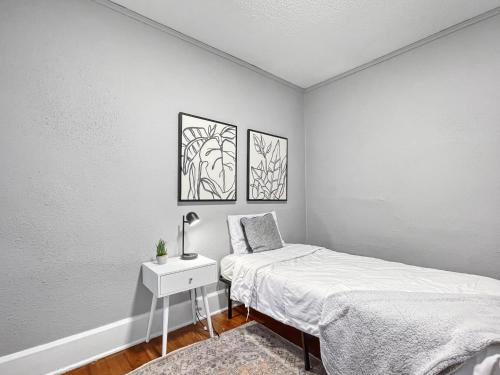 Ein Bett oder Betten in einem Zimmer der Unterkunft Roomy 4br By Drake Sleeps 13 Huge Yard