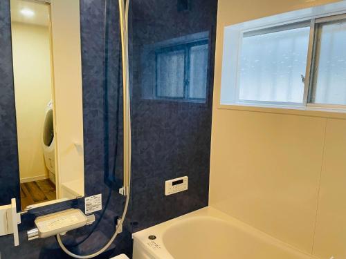 uma casa de banho com um chuveiro e uma banheira em La Classe Angel Road 2 - Vacation STAY 71497v em Fuchisaki