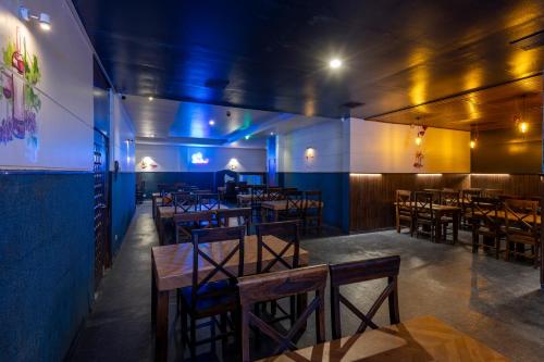 Hotel Narendra Centralにあるレストランまたは飲食店