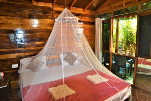 Łóżko w pokoju z moskitierą w obiekcie Agonda Sun Set w mieście Agonda