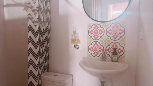 een badkamer met een wastafel en een spiegel en een toilet bij Aloja-T en Apartaloft amoblado en Jericó in Jericó