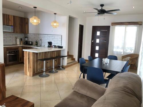 cocina y sala de estar con mesa y sillas en Full condo in Tamarindo, CR, en Tamarindo