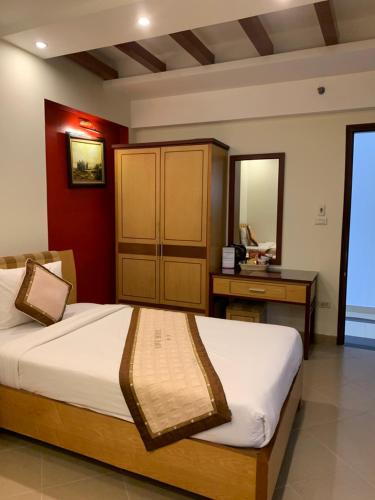 a bedroom with a bed with a desk and a bed sidx sidx sidx at Hotel Love - 315 Đ. Hoàng Mai - by Bay Luxury in Hanoi