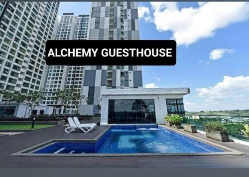 Villa con piscina en una ciudad en Alchemy Guesthouse D'summit Residence with Netflix, en Johor Bahru