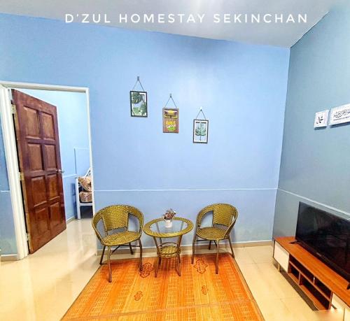 Habitación con mesa, sillas y TV. en 3-4paxs Sekinchan Dzulhomestasy Padi View Aircon, en Kampong Batu Dua Puloh Tiga