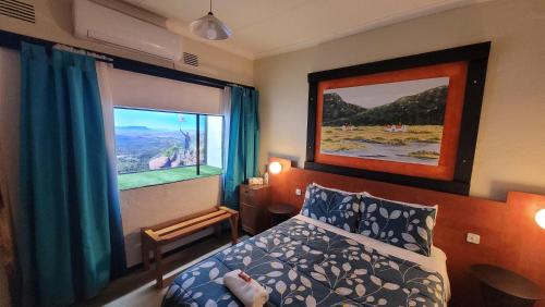 ein Schlafzimmer mit einem Bett und einem großen Fenster in der Unterkunft Aberdeen Self Catering in Aberdeen
