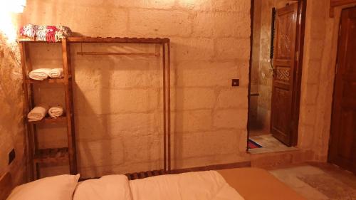 ein Bad mit Dusche und ein Bett in einem Zimmer in der Unterkunft Ceran Stone House in Nevşehir