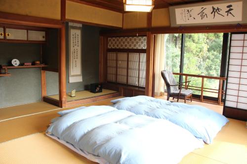 um quarto com uma cama grande num quarto em すさのわ em Izumo