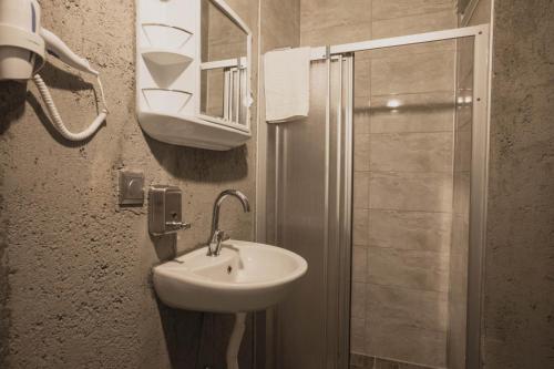 Ванная комната в Edrin Hotel
