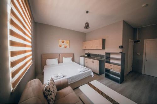 Кровать или кровати в номере Edrin Hotel