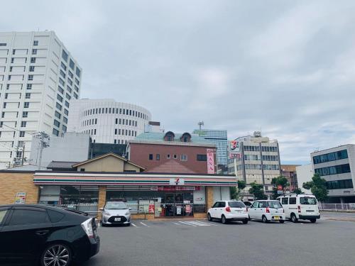 un parking avec des voitures garées dans une ville dans l'établissement Ogaki Hiyori Hotel - Vacation STAY 72007v, à Ōgaki