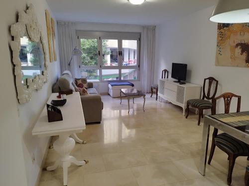 ein Wohnzimmer mit einem Sofa und einem Tisch in der Unterkunft MAND CANTERAS in Las Palmas de Gran Canaria