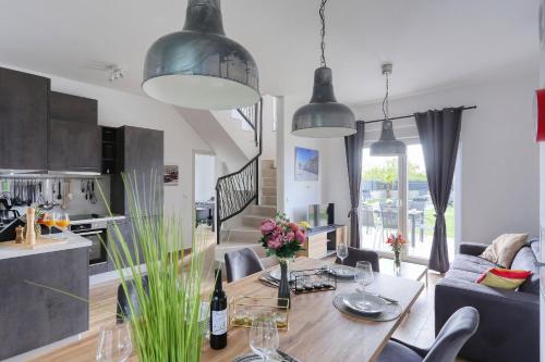 eine Küche und ein Wohnzimmer mit einem Esstisch in der Unterkunft Villa Tri Palme with heated pool in Vrsi