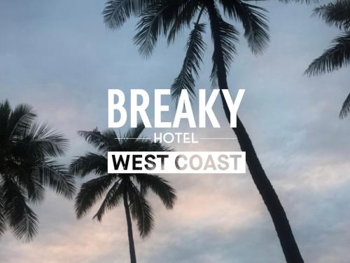 un letrero que lee "Hotel Breaky" costa oeste con palmeras en BREAKY HOTEL west coast, en Urazoe