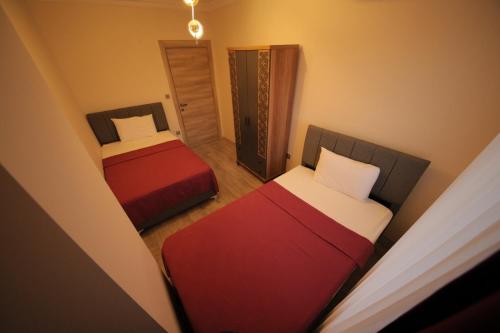 an overhead view of two beds in a small room at GREEN PEARL DELUX APART in Korgan