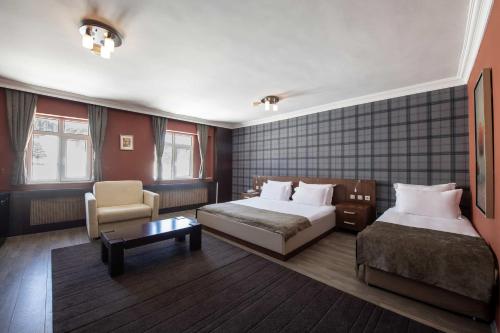 une chambre d'hôtel avec un lit et une chaise dans l'établissement NO 21 HOTEL BY FİDAN HOCA, à Bursa