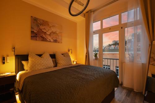a bedroom with a bed and a large window at Meißen Altstadt SmartLuxusOase WLAN Netflix Magenta Disney+ in Meißen
