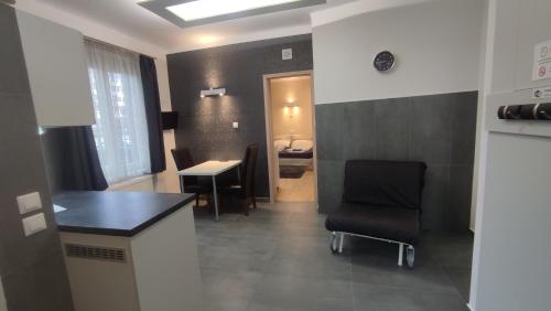 um quarto com uma mesa e uma cadeira num quarto em Belvárosi Apartman em Pécs