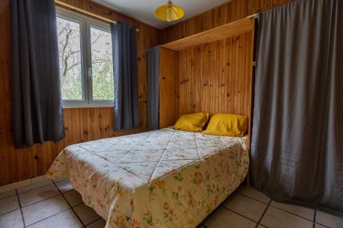 une chambre avec un lit et une fenêtre dans l'établissement Domaine de bois joli, à Buis-les-Baronnies