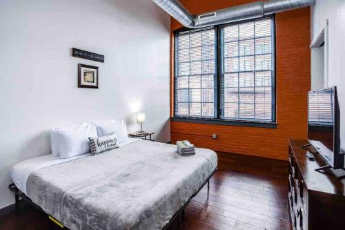 1 dormitorio con cama grande y ventana grande en NY Style Centric Loft with King Bed by Park av en Rochester