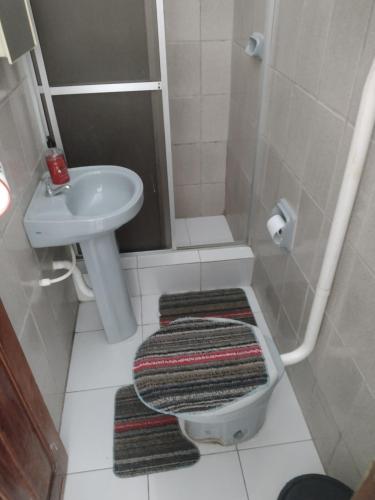 Baño pequeño con aseo y lavamanos en Casa da Mila en Porto Seguro