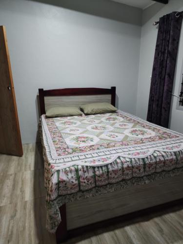 een bed met een dekbed in een slaapkamer bij Lot 10 Hasmat Road in Nausori