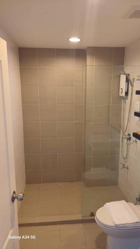 a bathroom with a shower with a toilet at Courtyard Khaoyai By SW in Mu Si