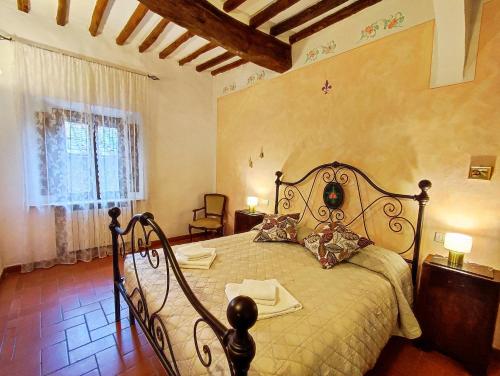 a bedroom with a large bed in a room at Gurgaon San Gimignano Apartments in San Gimignano