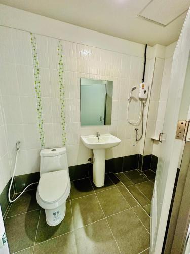 BureeSateng Hotel في Yala: حمام مع مرحاض ومغسلة