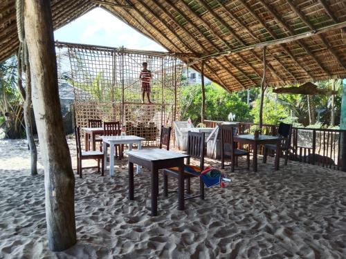 Un restaurante o sitio para comer en Opera Beach Inn