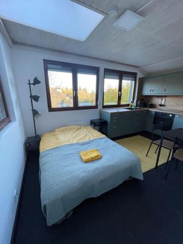 ナジュマロシュにあるStúdió Nagymarosのベッドルーム1室(黄色いタオル付きのベッド1台付)