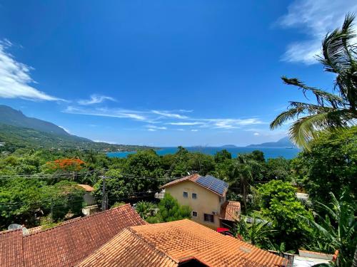 een uitzicht vanaf het dak van een huis bij Villa Julião in Ilhabela