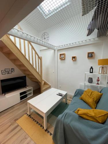 un salon avec un canapé et une table dans l'établissement Center PARIS, à Paris