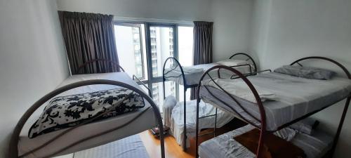 Regalia Luxury Skypool Hostel tesisinde bir odada yatak veya yataklar