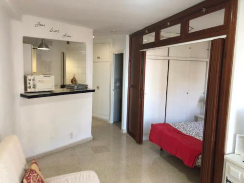 sala de estar con cama y cocina en PRIMERA LINEA DE PLAYA, VISTAS AL MAR, en Algarrobo Costa