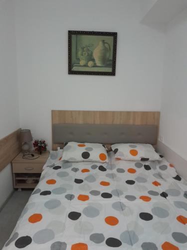 1 dormitorio con 1 cama con manta de lunares en Apartments TOMISIVO Ohrid Kaj CICO, en Ohrid