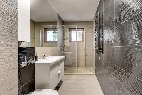 Ванна кімната в Aquarius by Grand Apartments