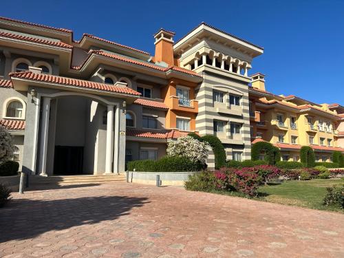 un grande edificio con un sentiero di fronte ad esso di Family Apartment in Porto Sharm a Sharm El Sheikh