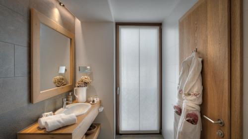 La salle de bains est pourvue d'un lavabo et d'un miroir. dans l'établissement Il Tyrol, à San Candido