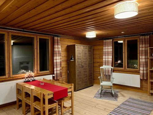 ロヴァニエミにあるLake Sieri Houseの木造の客室で、ポーチにテーブルと椅子が備わります。