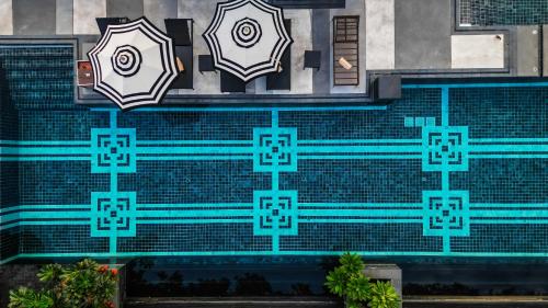 een muurschildering op een gebouw met paraplu's erop bij Mövenpick Hotel Sukhumvit 15 Bangkok in Bangkok