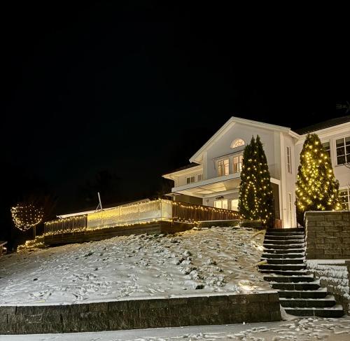 una casa con un árbol de Navidad delante de ella en Hills Cottage, en Gränna