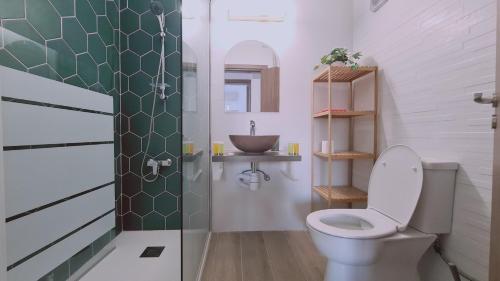 STAY Sunlit Apartment في ليماسول: حمام مع مرحاض ومغسلة